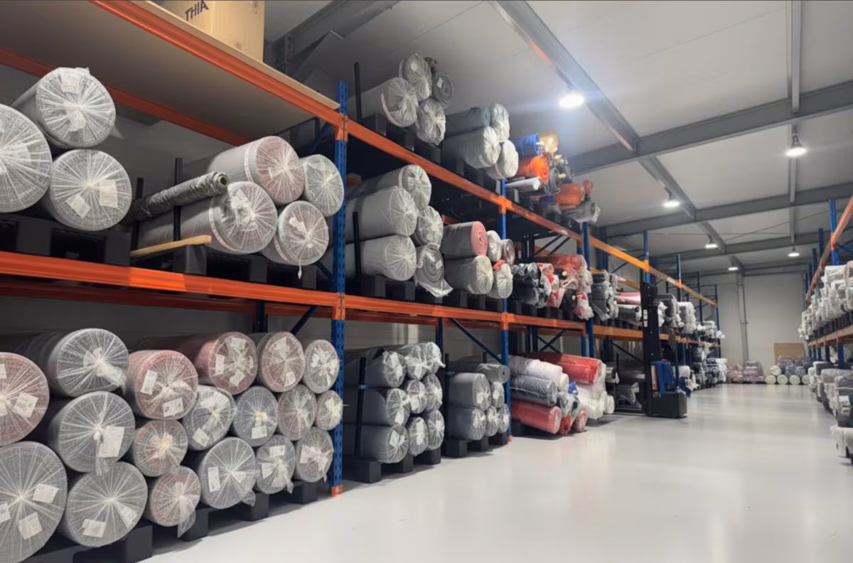 Lager und Materialverfügbarkeit bei CAP Teamwear.