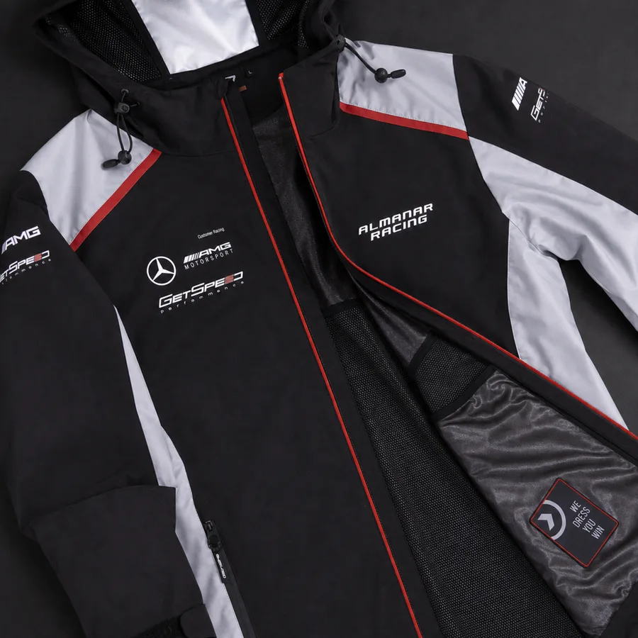 Design- und Verarbeitungsdetail einer CAP Teamwear Jacke.