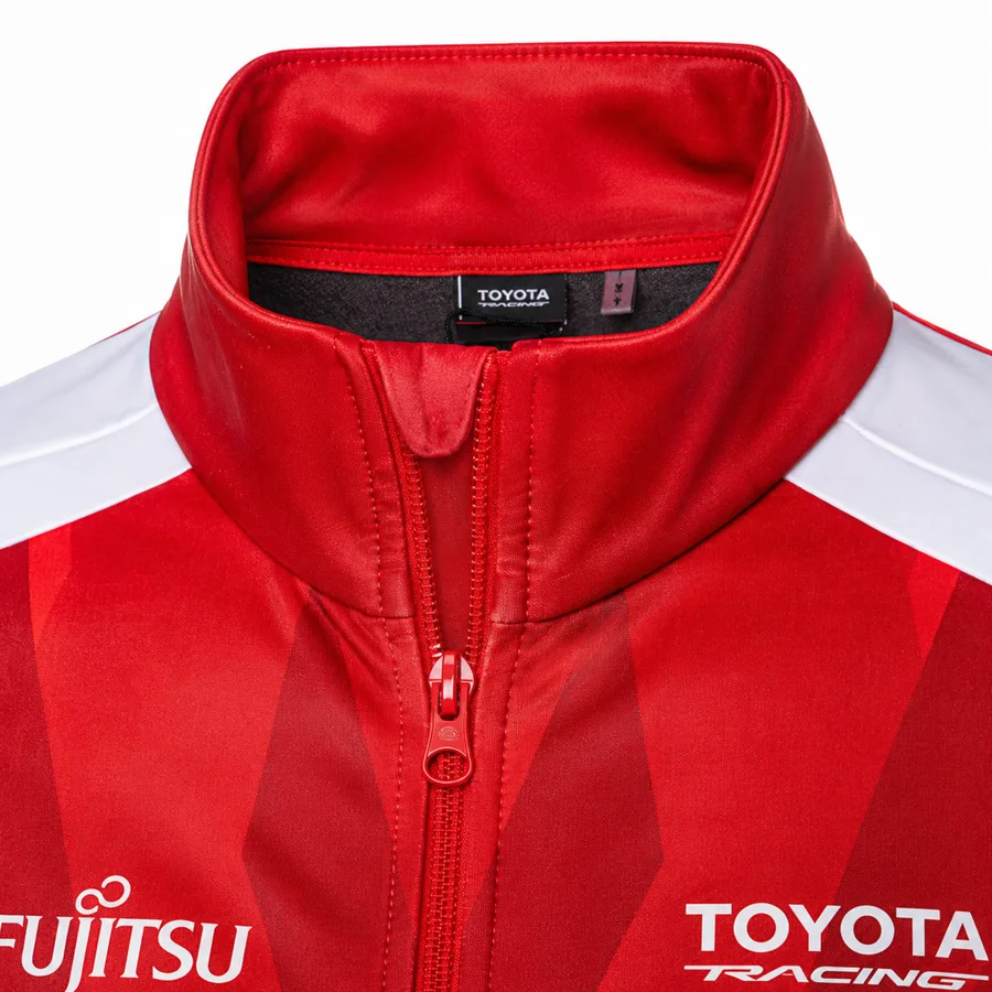 Kragen- und Applikationsdetail eines CAP Teamwear Sweaters.