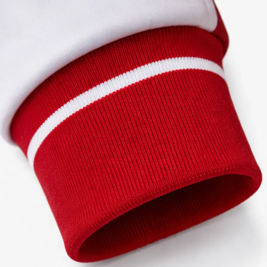 Ärmel und Abschlüsse eines CAP Teamwear Sweaters.