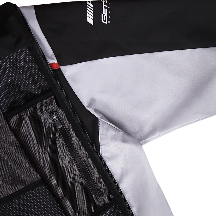 Praktische Details einer CAP Teamwear Jacke.