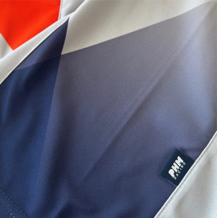 Farb- und Designdetail eines CAP Polo-Shirts.