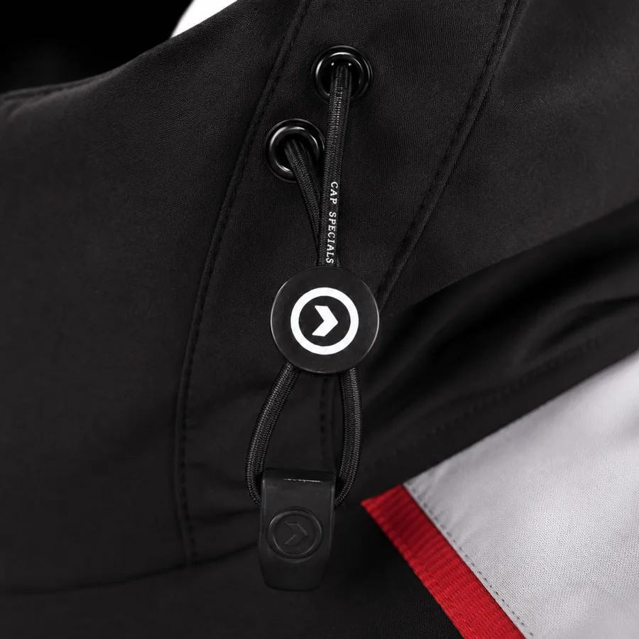 Kapuze und Anpassung einer CAP Teamwear Jacke.