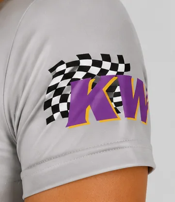 Logo-Applikation auf dem Ärmel eines CAP Teamwear Gridsuits.