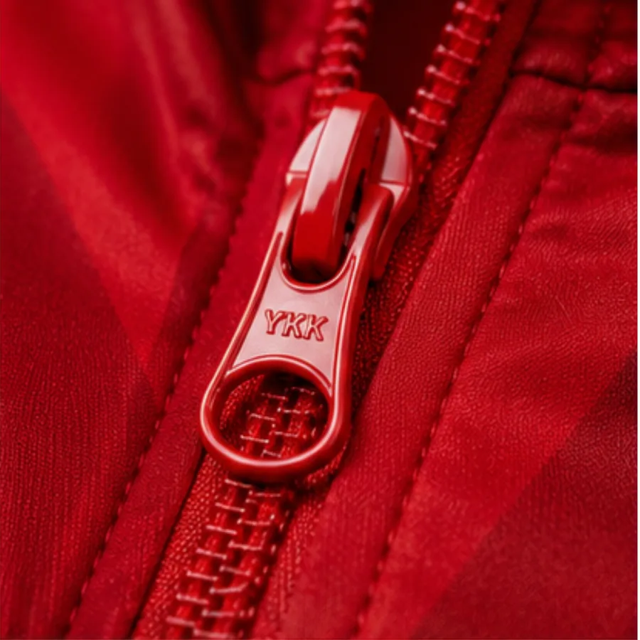 Veredelungsdetail eines CAP Teamwear Sweaters.